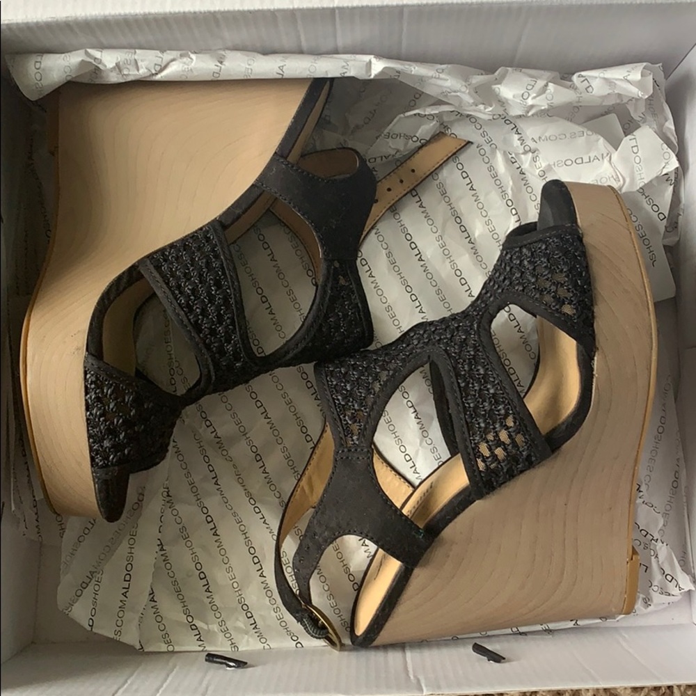 Lucky Brand Black and Tan Wedges